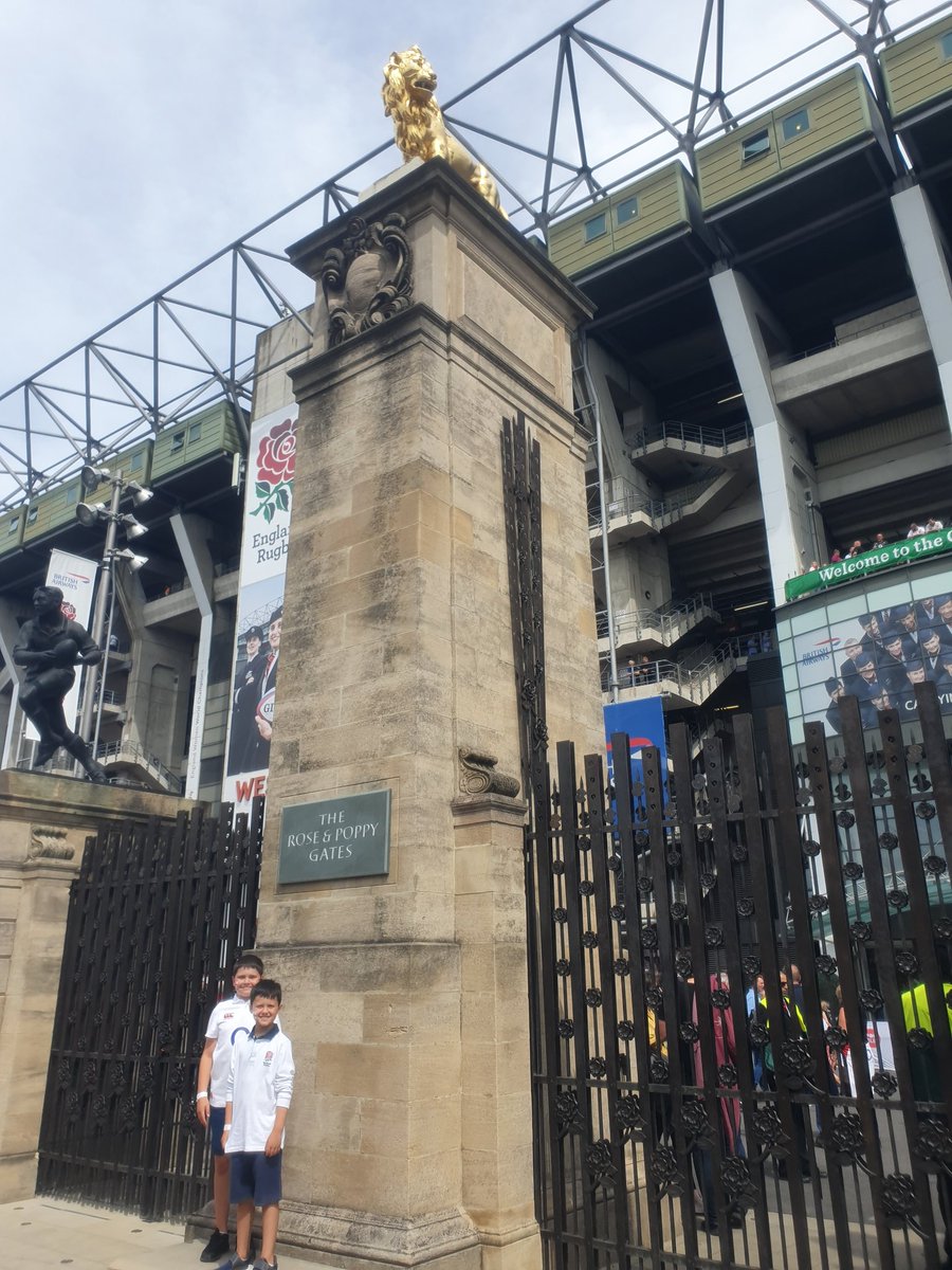 tashybear25's tweet photo. First England game! #carrythemhome https://t.co/5xoaidmhAn