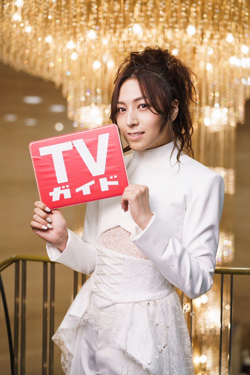 weekly_tvguide's tweet photo. 【#TVガイド 8/23号☆#蒼井翔太 ①】
9月スタートのドラマ「REAL⇔FAKE」に出演する蒼井翔太さんが、一部地域で本日発売のTVガイドに登場✨
(地域によって発売日が8/11、12、13、16と分かれます) 
ドラマに初挑戦する心境や、すべての仕事に共通する思いなどをたっぷり語っていただきました♪ https://t.co/t40F6bWEzQ