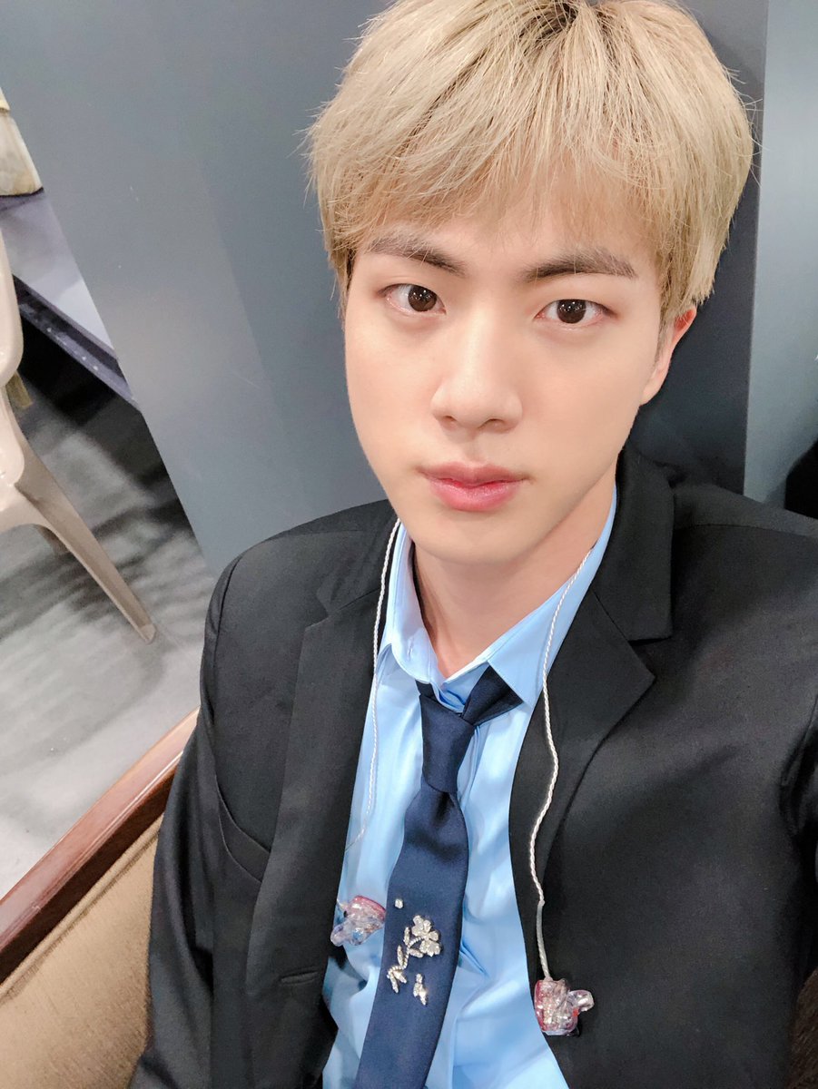 ArmyOfSeokJin's tweet photo. ฮยอง                               มักเน่

#LotteDutyFreeFamilyConcert https://t.co/YPooC7IQMg