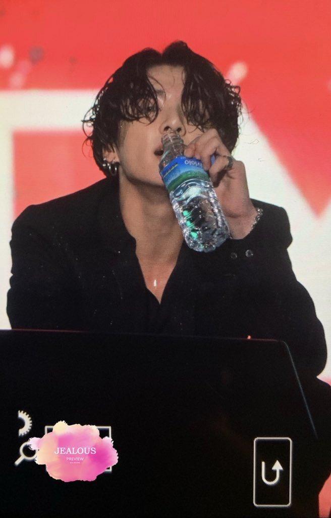 ArmyOfSeokJin's tweet photo. ฮยอง                               มักเน่

#LotteDutyFreeFamilyConcert https://t.co/YPooC7IQMg