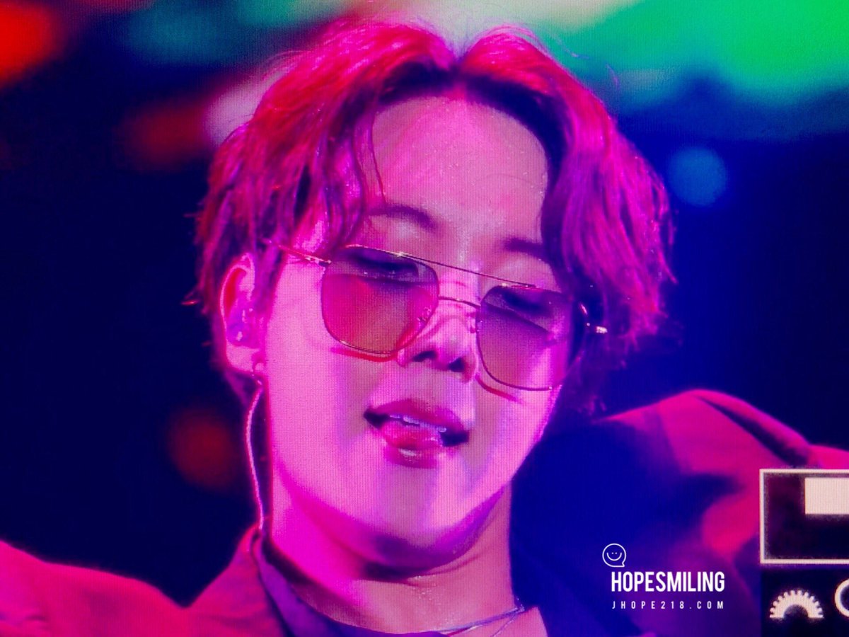 HopeSmiling0218's tweet photo. 190811 롯데패밀리콘서트 
선글라스 너무 멋있어ㅠㅠ반영구하면 좋겠어ㅠㅠ정호석 샤롱해😭😭😭😭😭
#방탄소년단 #제이홉 #호석 #홉이 #호삐  @BTS_twt https://t.co/PyZRTFpELy