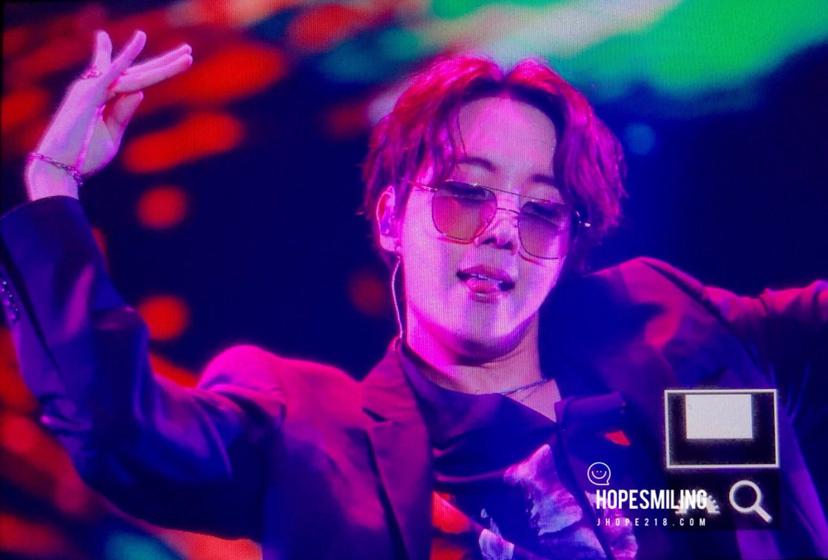 HopeSmiling0218's tweet photo. 190811 롯데패밀리콘서트 
선글라스 너무 멋있어ㅠㅠ반영구하면 좋겠어ㅠㅠ정호석 샤롱해😭😭😭😭😭
#방탄소년단 #제이홉 #호석 #홉이 #호삐  @BTS_twt https://t.co/PyZRTFpELy