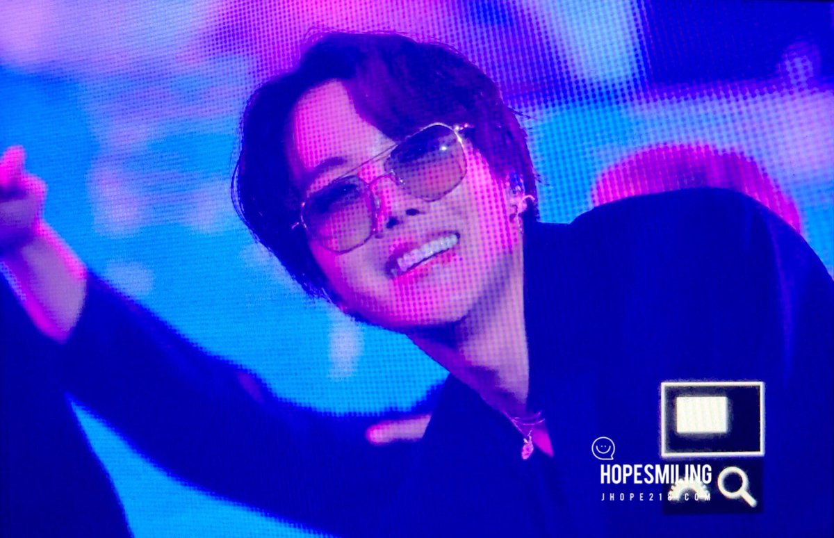 HopeSmiling0218's tweet photo. 190811 롯데패밀리콘서트 
선글라스 너무 멋있어ㅠㅠ반영구하면 좋겠어ㅠㅠ정호석 샤롱해😭😭😭😭😭
#방탄소년단 #제이홉 #호석 #홉이 #호삐  @BTS_twt https://t.co/PyZRTFpELy