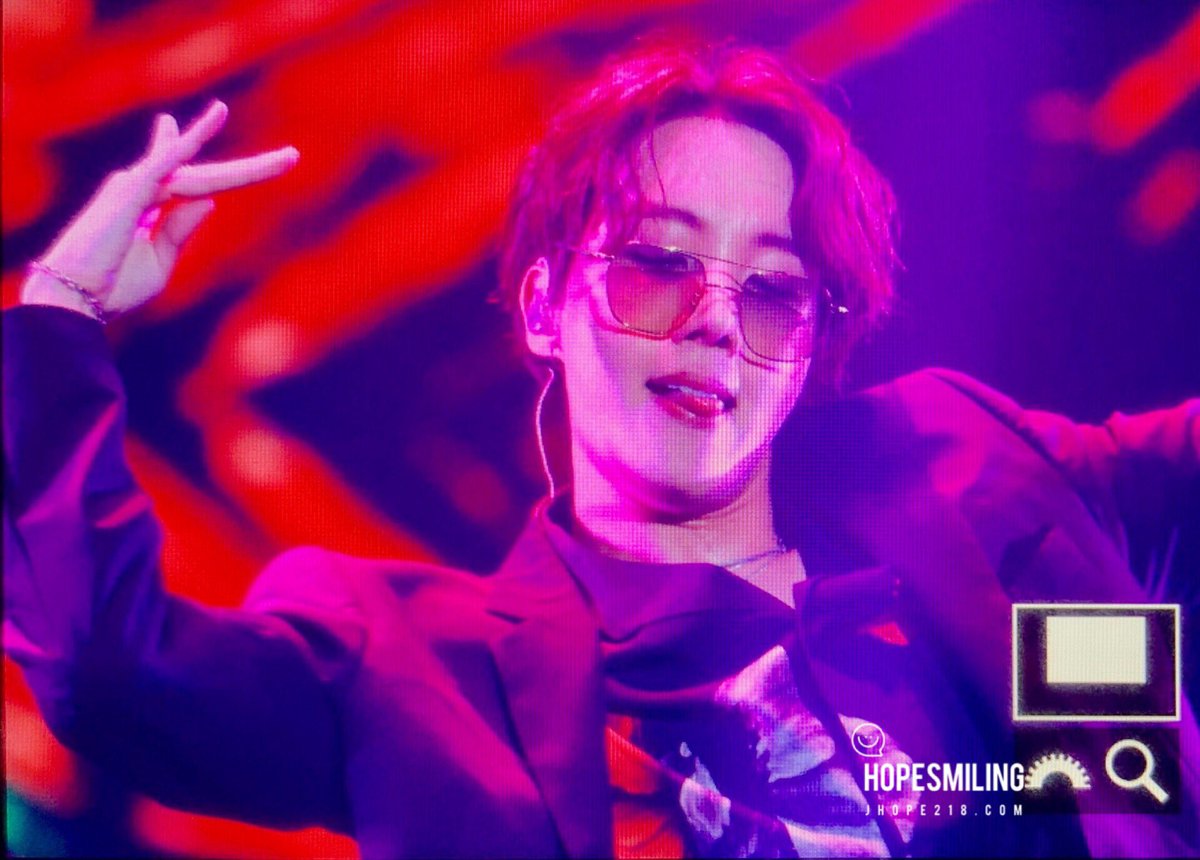 HopeSmiling0218's tweet photo. 190811 롯데패밀리콘서트 
선글라스 너무 멋있어ㅠㅠ반영구하면 좋겠어ㅠㅠ정호석 샤롱해😭😭😭😭😭
#방탄소년단 #제이홉 #호석 #홉이 #호삐  @BTS_twt https://t.co/PyZRTFpELy