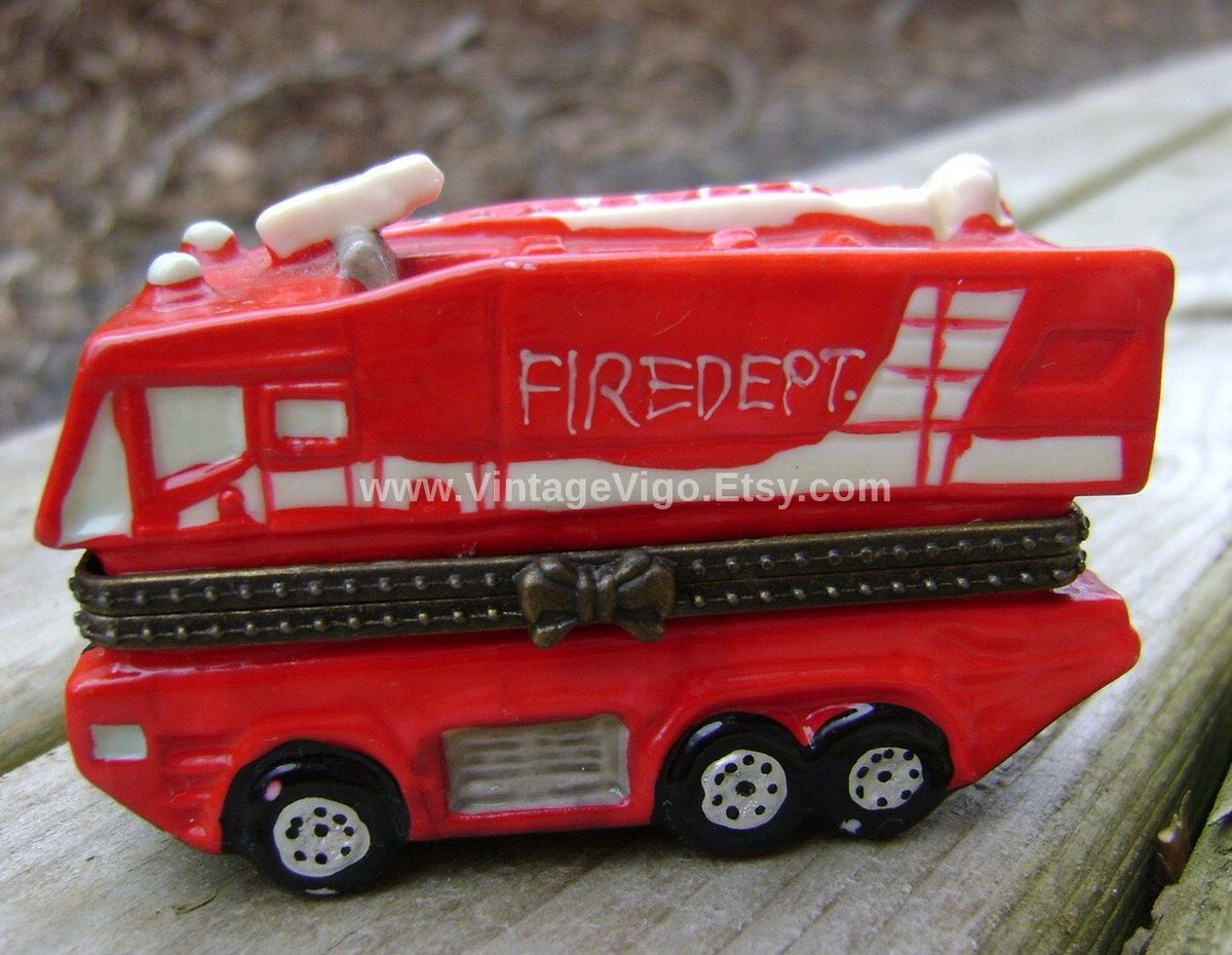 GothicGlass's tweet photo. Excited to share the latest addition to my #etsyvintage shop #FireTruck #RedFireEngine #RingCases #TrinketBox #Vintage #Hinged #Treasure #SecretChest #Casket #KnickKnacks #Fire https://t.co/54ksFk1NcM https://t.co/pAzRP40IOq