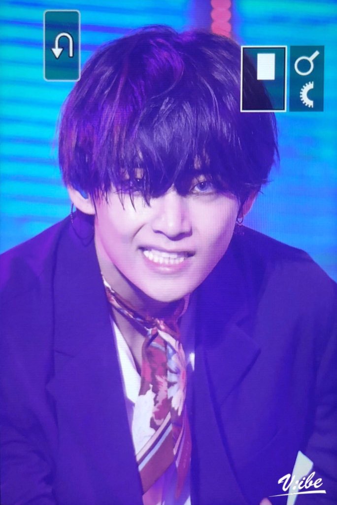 cofaime's tweet photo. Kim Taehyung where are your respect??#LotteDutyFreeFamilyConcert https://t.co/o2ZRXi2UCd