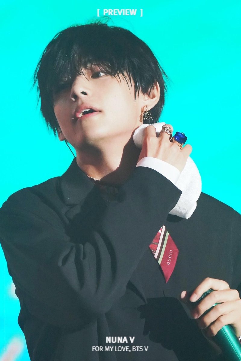 _nuna_V's tweet photo. [PREVIEW] 190811 롯데패밀리콘서트
땀 닦는 것도 예뻐💜
#태형 #방탄소년단뷔 #BTSV #V #Taehyung @BTS_twt https://t.co/czjo55Dv7U