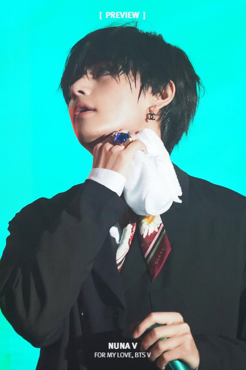 _nuna_V's tweet photo. [PREVIEW] 190811 롯데패밀리콘서트
땀 닦는 것도 예뻐💜
#태형 #방탄소년단뷔 #BTSV #V #Taehyung @BTS_twt https://t.co/czjo55Dv7U