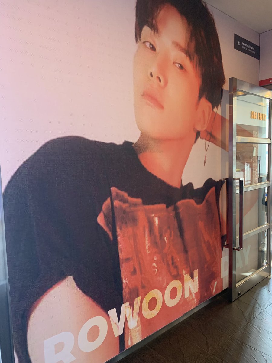 Teutc0hxi's tweet photo. #SF9_로운관 #로운관
#로운이의_진심은_통한다
#HAPPYROWOONDAY

오늘 다녀왔습니다♡̷̷ 김로운 얼굴이 감동이야•••(╥﹏╥) 이벤트 너무 감사드려요! https://t.co/yXQVYNRNjL