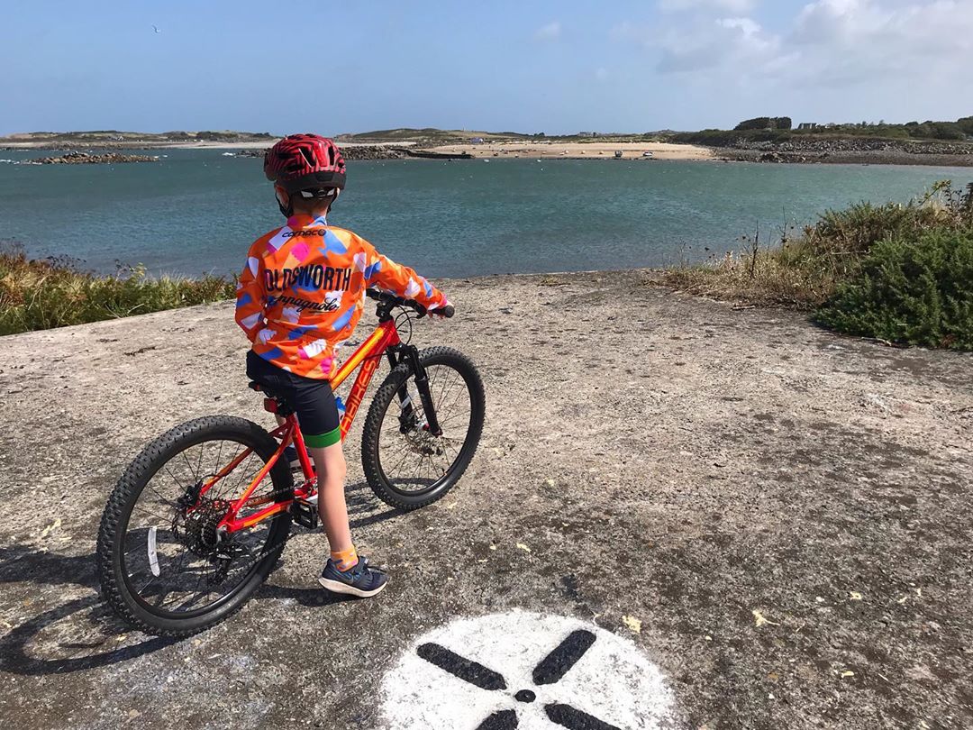 vulpinecc's tweet photo. Lovely shot of the future of cycling from @alexmargison - winning day 2 of #VulpineRides
We're loving the entries - keep them coming for a chance of daily wins & the grand prize of a Harrington jacket. Just tag #VulpineRides
#CycleToWorkDay #RideBikesBeHappy #RideToWork https://t.co/MQbjXSTYAP