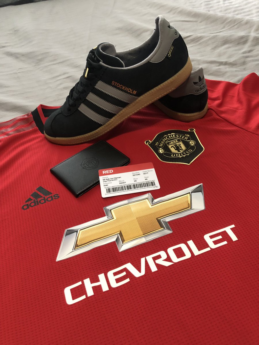 BIGK_1987's tweet photo. Can’t wait to be back at home, it’s been a very long 3 months... Is there anything better than 3 stripes and football and the start of your clubs a new season... last year is gone! 19/20 season let’s go @ManUtd !! #MUFC #OldTrafford #Seasonticket #JStand #cleanslate #SuperSunday https://t.co/ex7Co0YFRt