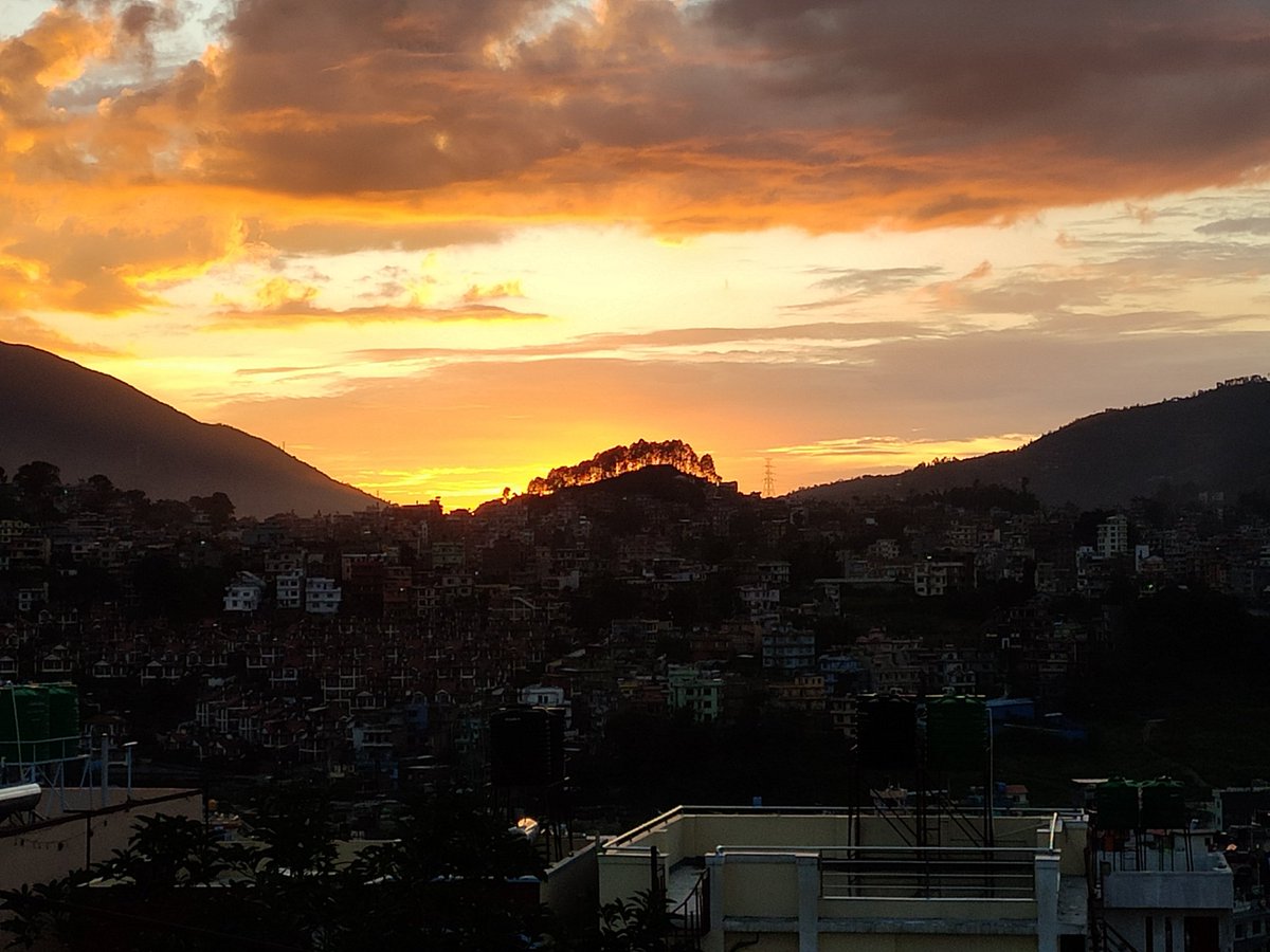 LekhnathPathak's tweet photo. A view of sunset from the rooftop of my house in Kirtipur right now #KathmanduSunset https://t.co/9l8o2pQDCw