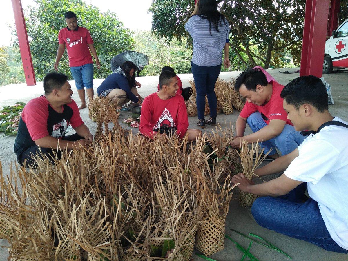 Baguna , BMI ,&amp; Komunitas Juang sebagai sayap partai <a href="/PDI_Perjuangan/">PDI Perjuangan</a> , <a href="/PDIPkabsemarang/">DPC PDIPerjuangan Kab. Semarang</a> mendukung kampanye penggunaan kantong plastik, dlm perayaan qurban idul adha 1440H kami mengunakan bungkus dari daun jati dan kreneng yg terbuat dari anyaman bambu.
<a href="/derapjuang/">DERAP JUANG</a>