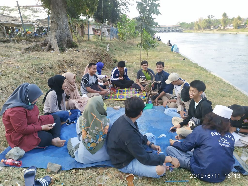 PipinMS's tweet photo. Karna kumpul ngariung itu resep 
Kerudung item jangan sampe lolos =D 
#ladogjaya 
#pecintaalam 
#silahturahmi https://t.co/6g5vQzjY5l