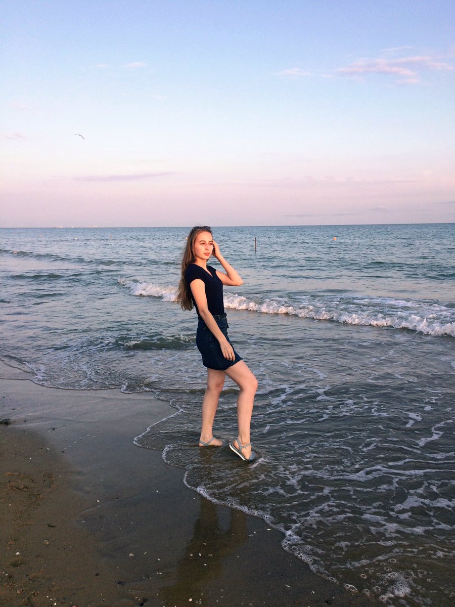 alina_ackles's tweet photo. Summer 2019 https://t.co/JBci8iFfwR