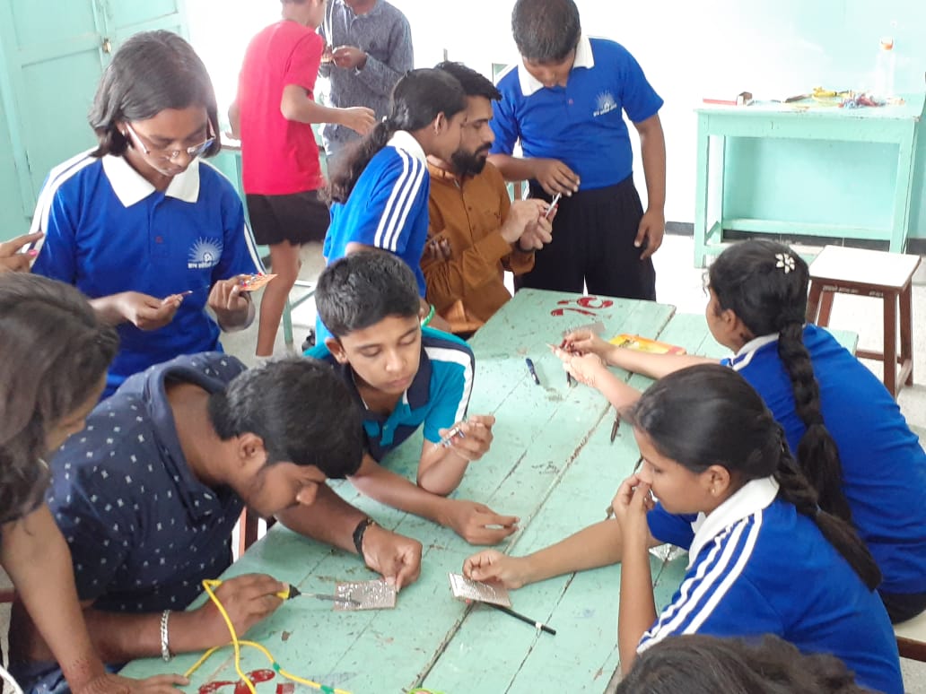 Makers_JPP's tweet photo. ATL workshop for solapur students by @jnanaprabodhini @AIMtoInnovate @rramanan @vivekponkshe @unnatpandit @KPIT https://t.co/HIrm1K83tS