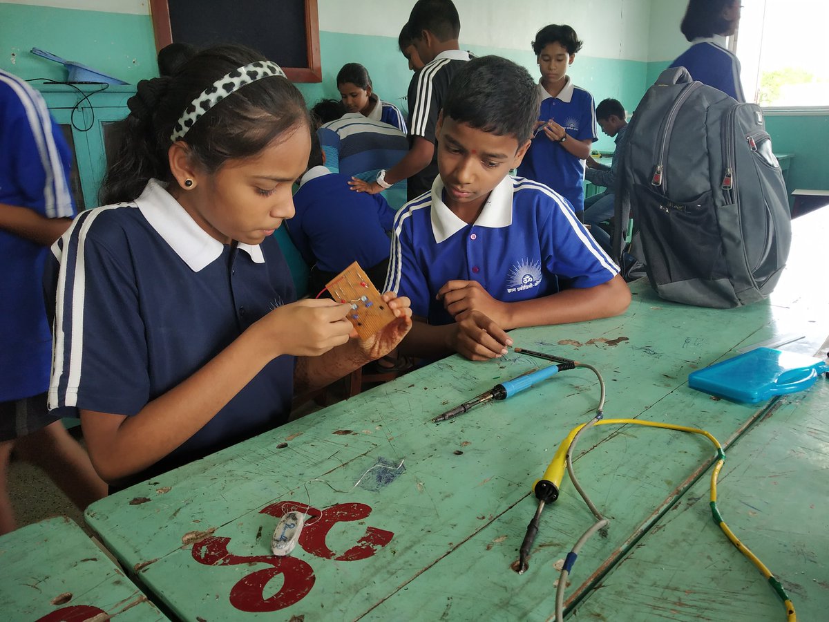 Makers_JPP's tweet photo. ATL workshop for solapur students by @jnanaprabodhini @AIMtoInnovate @rramanan @vivekponkshe @unnatpandit @KPIT https://t.co/HIrm1K83tS