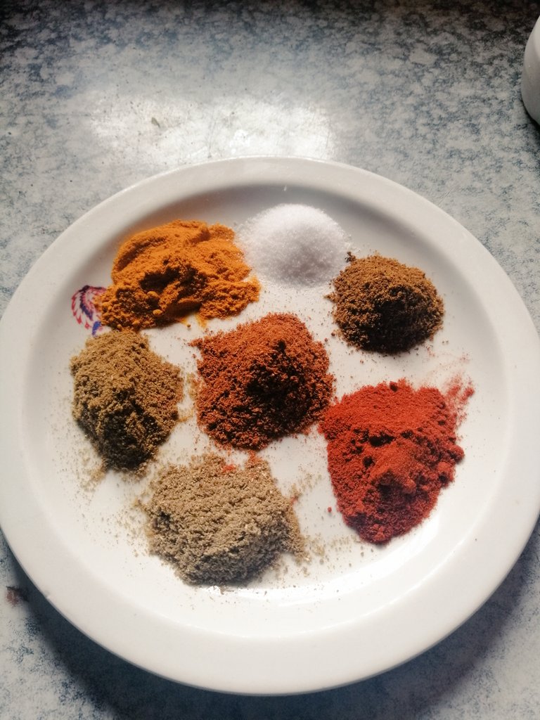 Bheki__D's tweet photo. So this is what the "5 Herbs and A Spice" look like @KFCSA?!? ๐ค๐ค๐๐ #EasternCuisine #CookInMe #SundayKos #FoodNetwork @kfc https://t.co/cP49vlIRMP