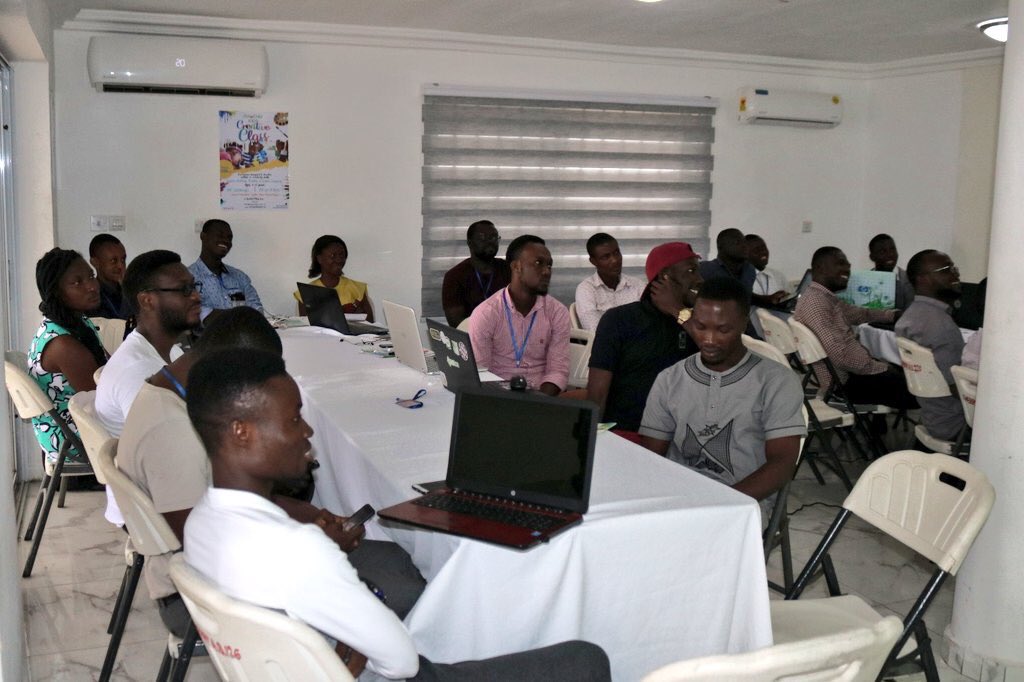 mawukojo_'s tweet photo. We had a full house today during #Day1 of @GhanaTechLab AI training @iSpaceGh.
Participants had their orientation and first lesson on "Introduction to AI"
#GTAI
#GTL
#GTLimpact
#GhanaAITraining
#100DaysOfCode
#25daysofWow https://t.co/IpjfKrk6x5