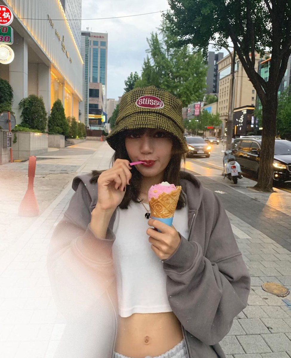youkknoww's tweet photo. ถือก้านมะยมรอออออ
#BLACKPINK
#LISA https://t.co/zj74tg2a17