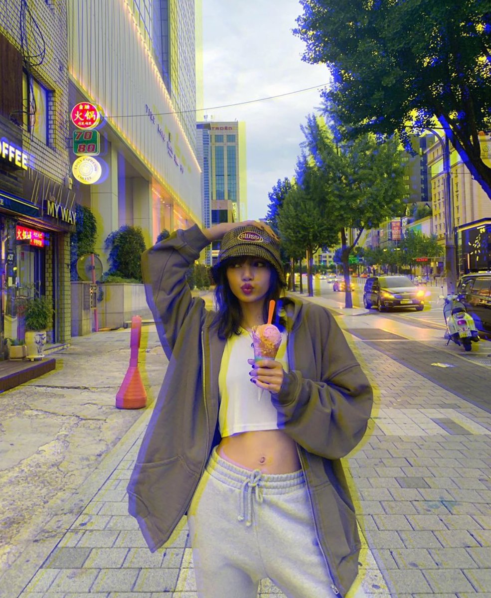 youkknoww's tweet photo. ถือก้านมะยมรอออออ
#BLACKPINK
#LISA https://t.co/zj74tg2a17