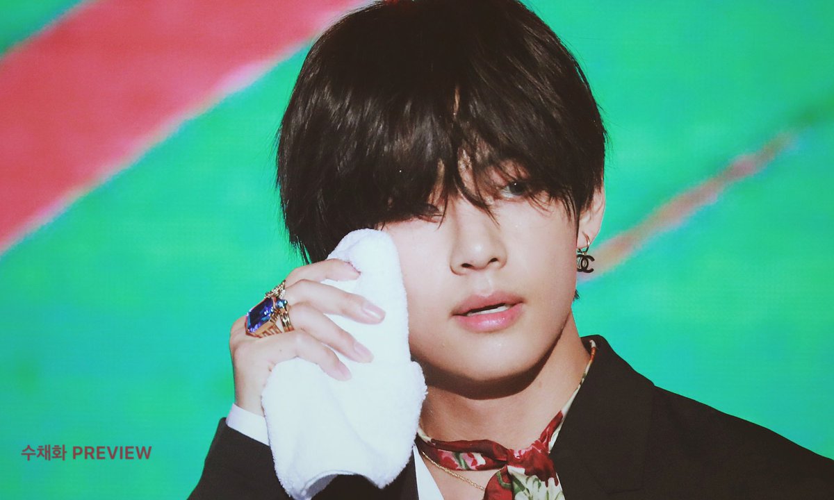 cofaime's tweet photo. Remember, don't trust him #LotteDutyFreeFamilyConcert https://t.co/3QATFt1D32