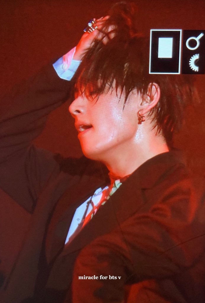 cofaime's tweet photo. Remember, don't trust him #LotteDutyFreeFamilyConcert https://t.co/3QATFt1D32