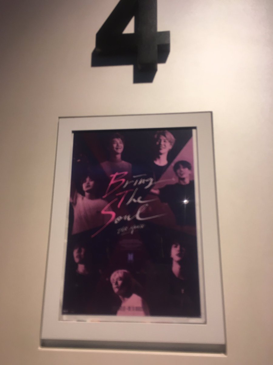 GOGOdai5's tweet photo. 映画、めちゃ良かったです！秋田の映画館は客は自分1人という事が多いのですが今日は9割近くの席が埋まってました。BTSは一つ一つの公演に一生懸命。ハンカチを持っていってよかった。armyへの愛でいっぱいで、テヒョンだけでなく他のメンバーの事も大好きになりました。BTSとの出会いに感謝！#BTS https://t.co/B2q3KTIpSn