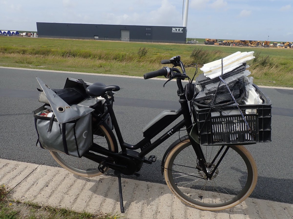 <a href="/waddentweets/">Waddenvereniging</a>  Polystyreen verpakkingsmateriaal in <a href="/portofharlingen/">Havendienst Harlingen</a> <a href="/Gem_Harlingen/">Gemeente Harlingen</a> grenzend aan <a href="/WerelderfgoedWZ/">Waddenzee Werelderfgoed</a> Storm, geen besef/benul, geen hek om het bedrijf en geen handhaving/toezicht. Ik vind dit een strafbaar feit en zeg <a href="/DoeeensWad/">Doe eens Wad</a> want we hebben een #plasticprobleem