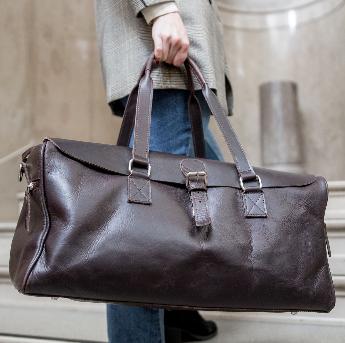 NicheLane's tweet photo. Upgrade your wheelie case to a holdall that really exudes style and sophistication. And at just £245, this Buffalo leather weekend bag is real value for money 👌 
https://t.co/XHjTHU8D8Q https://t.co/dimWefTRMH