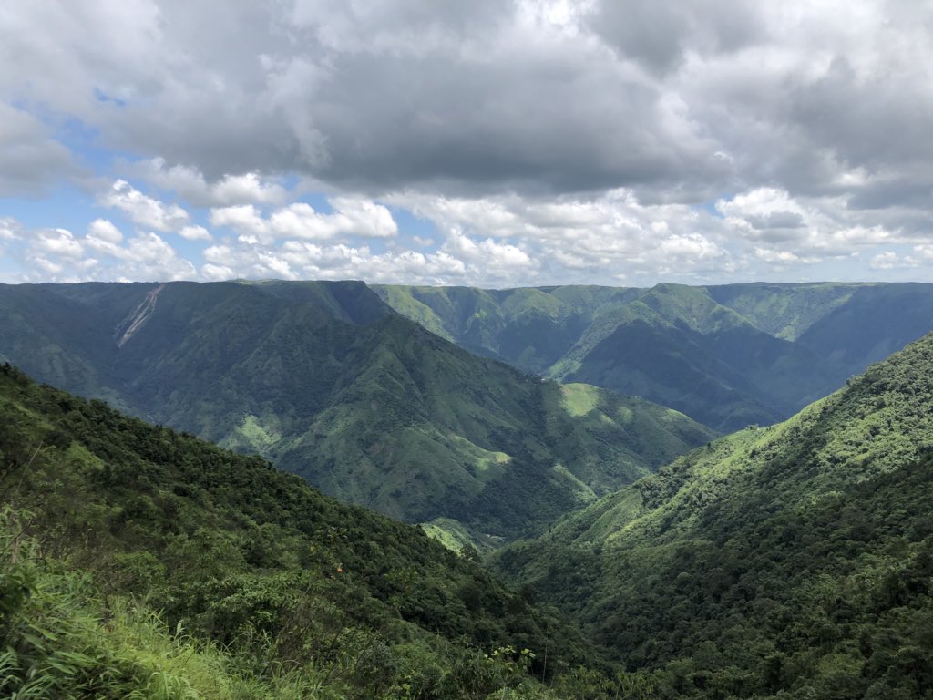 Kieran_drake's tweet photo. A day of superlatives: the tallest waterfall in India, #Nohkalikai; the #CleanestVillageInAsia, #Mawlynnong &amp; the wettest place on 🌏 (#Cherrapunjee). Oh, and stunning views all day!
#IncredibleIndia #MesmerisingMegh https://t.co/j6fMIs0Xyq