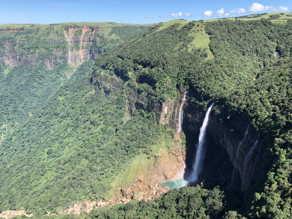 Kieran_drake's tweet photo. A day of superlatives: the tallest waterfall in India, #Nohkalikai; the #CleanestVillageInAsia, #Mawlynnong &amp; the wettest place on 🌏 (#Cherrapunjee). Oh, and stunning views all day!
#IncredibleIndia #MesmerisingMegh https://t.co/j6fMIs0Xyq
