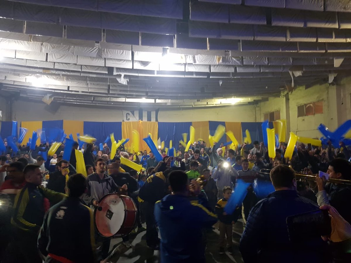 Vediadeboca's tweet photo. La Peña La Mitad Más Uno de Vedia festejó sus 20 años en el Club Sarmiento junto a las glorias del club Roberto Tito Pompei , José Pepe Basualdo Directivos del Dto de Interior y Exterior del Club , representantes de peñas vecinas + 450 xeneizes.
@interiordeboca @bocajrsoficial https://t.co/Ub5JdBhRmR