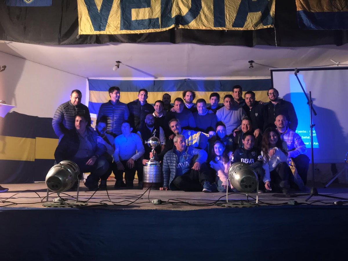 Vediadeboca's tweet photo. La Peña La Mitad Más Uno de Vedia festejó sus 20 años en el Club Sarmiento junto a las glorias del club Roberto Tito Pompei , José Pepe Basualdo Directivos del Dto de Interior y Exterior del Club , representantes de peñas vecinas + 450 xeneizes.
@interiordeboca @bocajrsoficial https://t.co/Ub5JdBhRmR