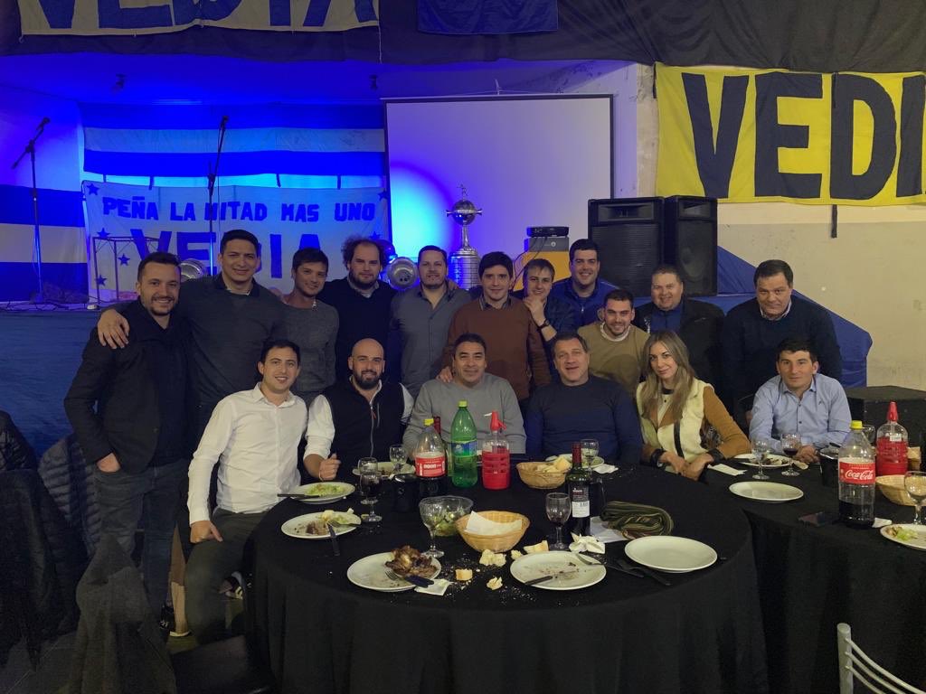 Vediadeboca's tweet photo. La Peña La Mitad Más Uno de Vedia festejó sus 20 años en el Club Sarmiento junto a las glorias del club Roberto Tito Pompei , José Pepe Basualdo Directivos del Dto de Interior y Exterior del Club , representantes de peñas vecinas + 450 xeneizes.
@interiordeboca @bocajrsoficial https://t.co/Ub5JdBhRmR