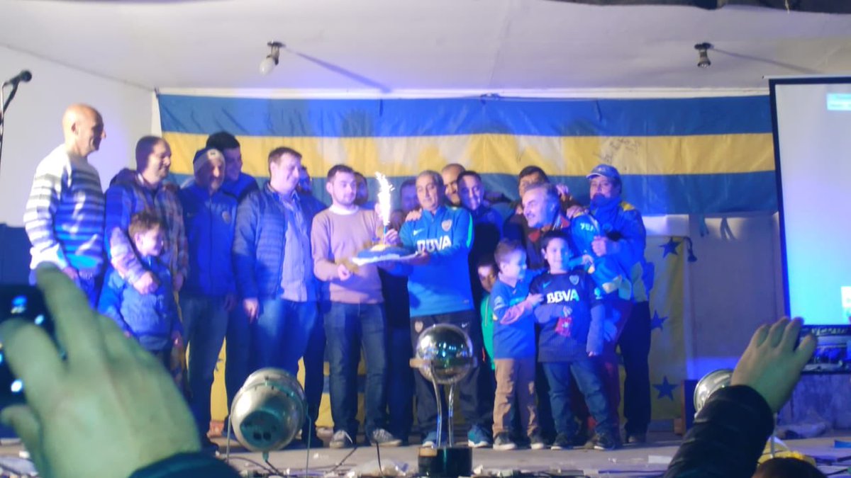 Vediadeboca's tweet photo. La Peña La Mitad Más Uno de Vedia festejó sus 20 años en el Club Sarmiento junto a las glorias del club Roberto Tito Pompei , José Pepe Basualdo Directivos del Dto de Interior y Exterior del Club , representantes de peñas vecinas + 450 xeneizes.
@interiordeboca @bocajrsoficial https://t.co/Ub5JdBhRmR