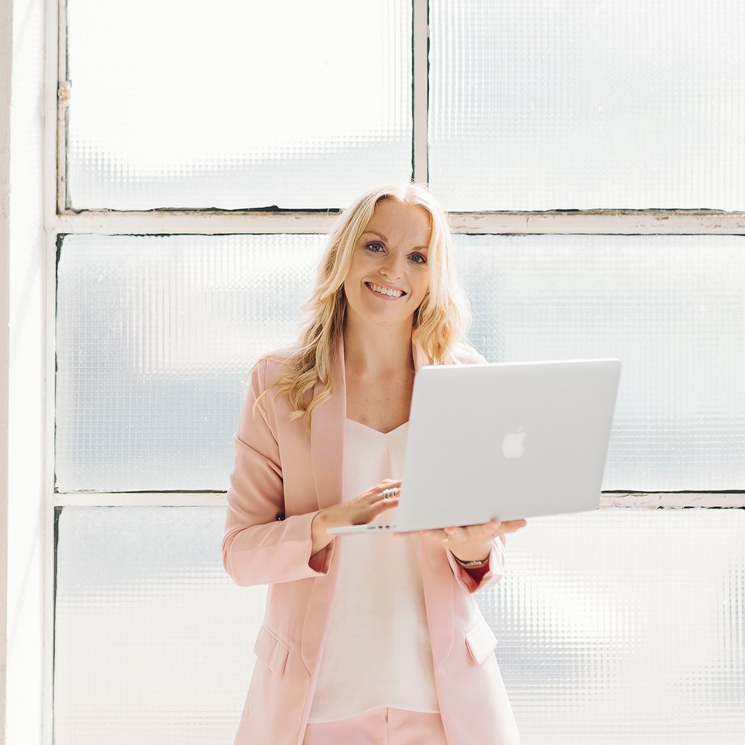 StarterscafeR's tweet photo. Heel graag stellen we je voor aan Anne van Leent!✨ Zij is een echte social media expert en is een van de sprekers op 4 september. Al jaren verdiept ze zich in social media en ze geeft je graag handvatten over hoe je social media kunt inzetten voor jouw onderneming! https://t.co/aLI6xIktPN