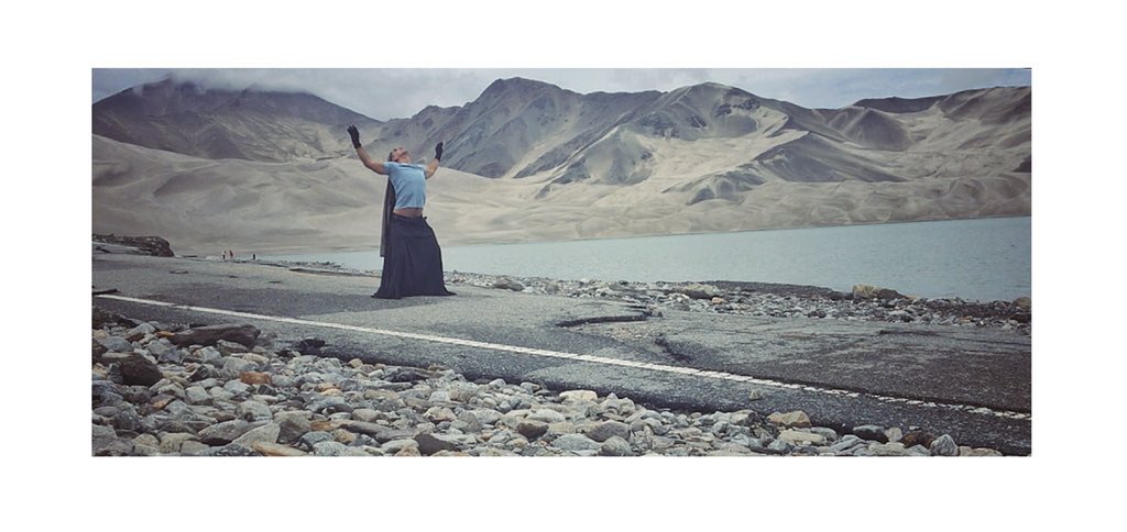 gustavo_thomas's tweet photo. #Butoh improvisation by #Bulunkul Lake
Stills from the video we recorded doing an improv by Bulunkul Lake. This is an artificial lake, framed by sand dunes on one side and a line of snowed mountains on the other. The old road, partly sumerged by the new lake, became my stage https://t.co/bITlijXkuU