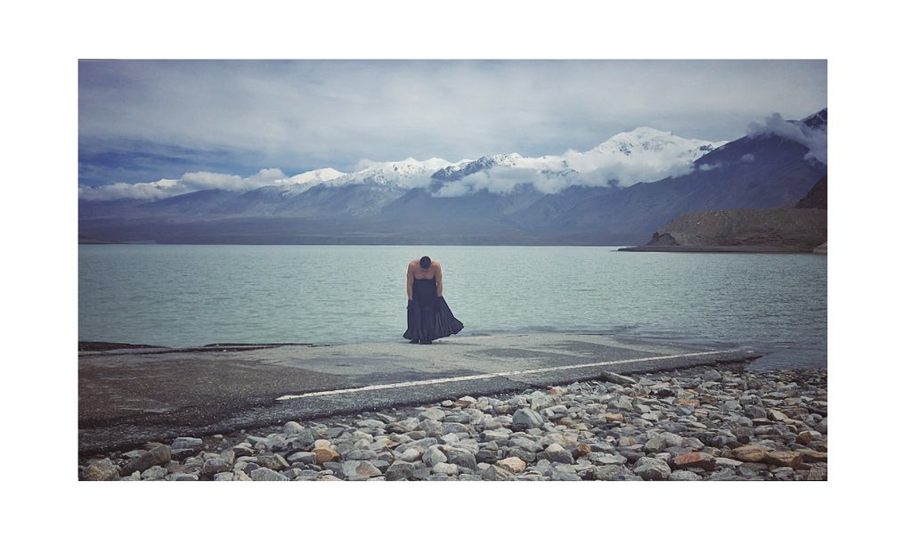 gustavo_thomas's tweet photo. #Butoh improvisation by #Bulunkul Lake
Stills from the video we recorded doing an improv by Bulunkul Lake. This is an artificial lake, framed by sand dunes on one side and a line of snowed mountains on the other. The old road, partly sumerged by the new lake, became my stage https://t.co/bITlijXkuU