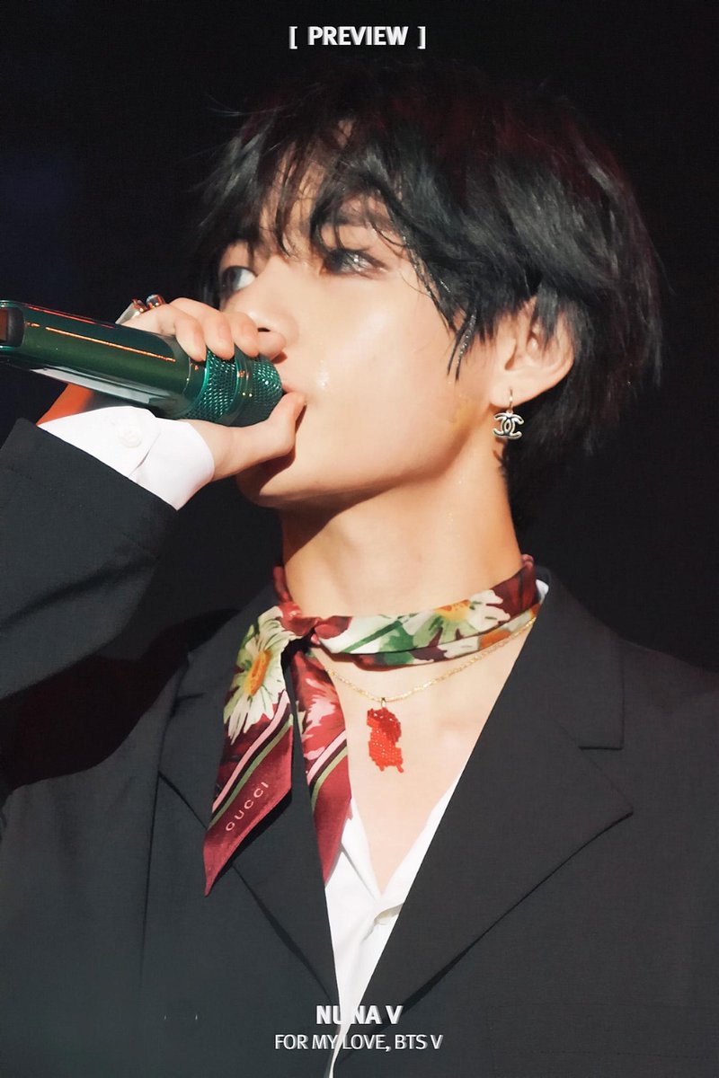 _nuna_V's tweet photo. [PREVIEW] 190811 롯데패밀리콘서트
태형이 얼굴 보느라 목걸이 처음 봄;;;;
#태형 #방탄소년단뷔 #BTSV #V #Taehyung @BTS_twt https://t.co/3xu09E7s09