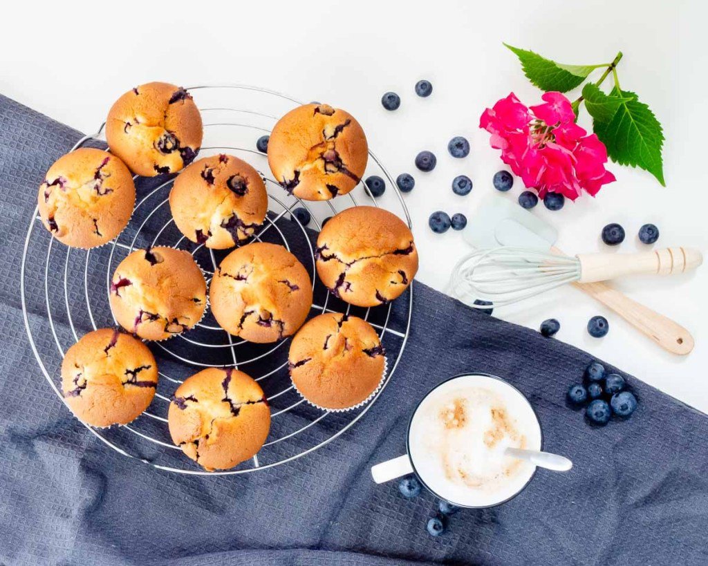 vorstadtleben's tweet photo. Jeder kann backen! Oder etwa doch nicht? Die häufigsten Fehler beim Backen und ein Klassiker für alle: Blaubeermuffins https://t.co/JUKESYhEMo https://t.co/IjcSMWC2pt