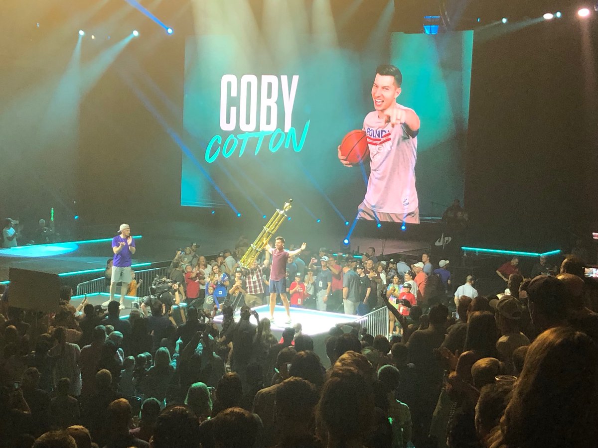 DanOGigEm01's tweet photo. So awesome to see ⁦@CobyCotton⁩ last night and his big trophy! You might not be the real Kobe, but you rocked last night! ⁦@DudePerfect⁩ #DudePerfectTour #TeamCoby https://t.co/2NI3ETcz1b