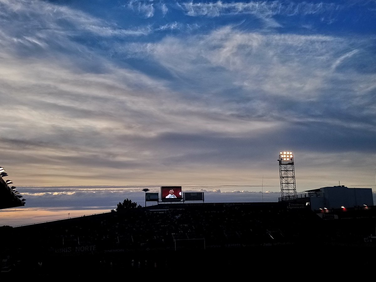 Cristycapilla's tweet photo. El placer de compartir pasiones con  vosotros. Una madrileña que x un día defiende los colores del Extremadura @SilviaPoint y una Extremeña que es Sevillista hasta la muerte!! #EXTREMADURASEVILLA #ReyesLeyenda #PlaceresDeLaVida https://t.co/qXNRFvrBPK