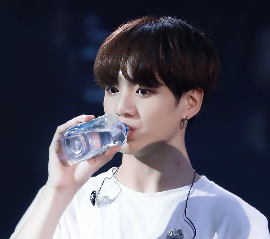 sseraribts's tweet photo. JUNGKOOK IS LITERALLY TRANSFORMING RIGHT INFRONT OF OUR EYES AND IM NOT OKAY??? https://t.co/lkvLcn5bcF