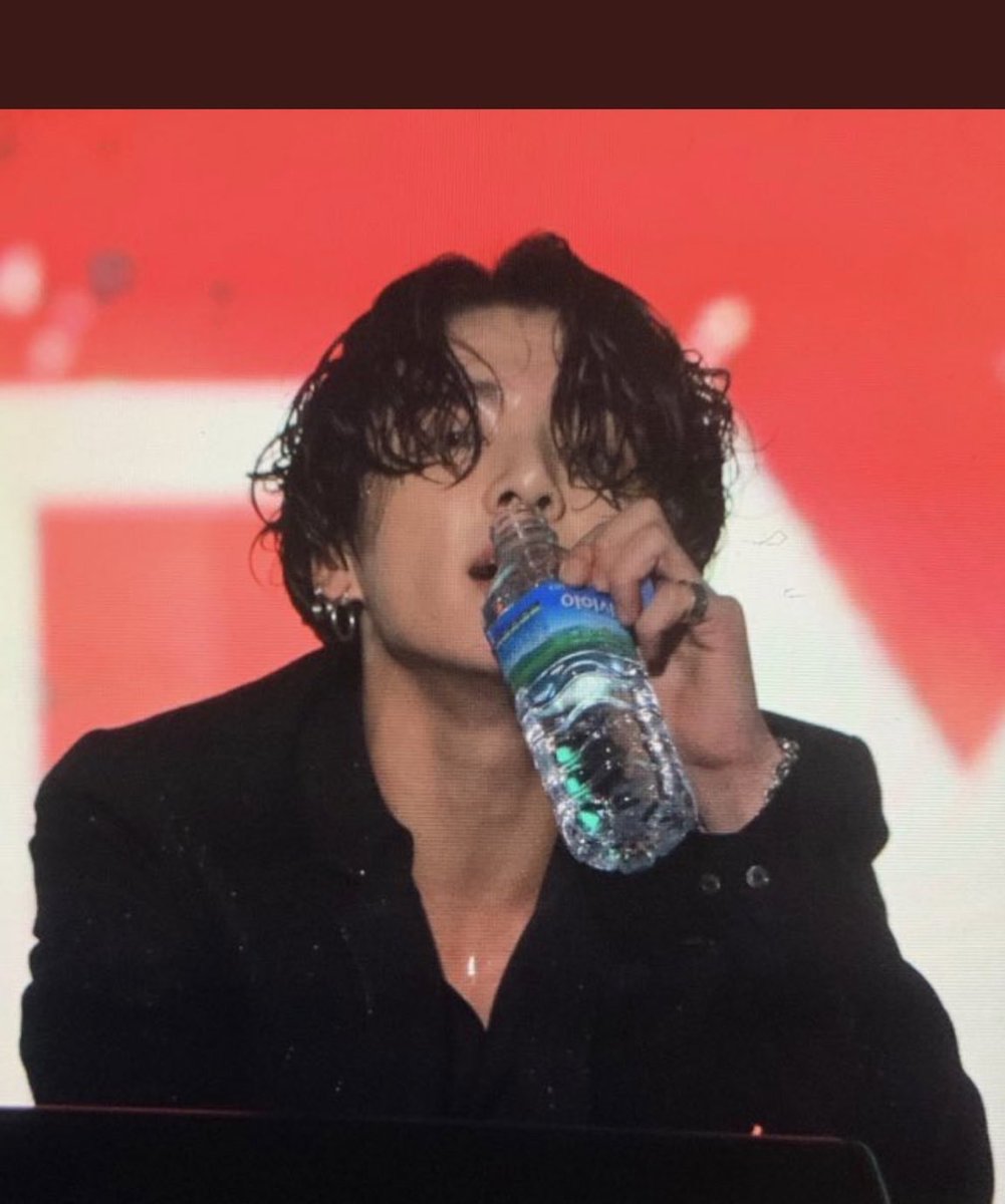 sseraribts's tweet photo. JUNGKOOK IS LITERALLY TRANSFORMING RIGHT INFRONT OF OUR EYES AND IM NOT OKAY??? https://t.co/lkvLcn5bcF