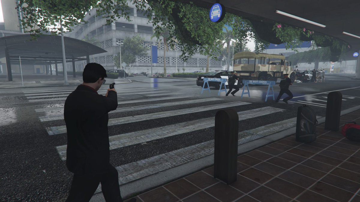 LSPD_0514's tweet photo. 大将「大統領！お逃げ下さい！」
私「今までもこれからも部下だけに戦わせる気は無い！」
テロリスト「大統領を確実に仕留めろ！」
機動隊員「空港にて銃撃戦発生！
敵は大統領を狙っている！
現在海兵隊や警備員、空軍と共に応戦中！
応援求む！」 https://t.co/P3qTDKLhr5