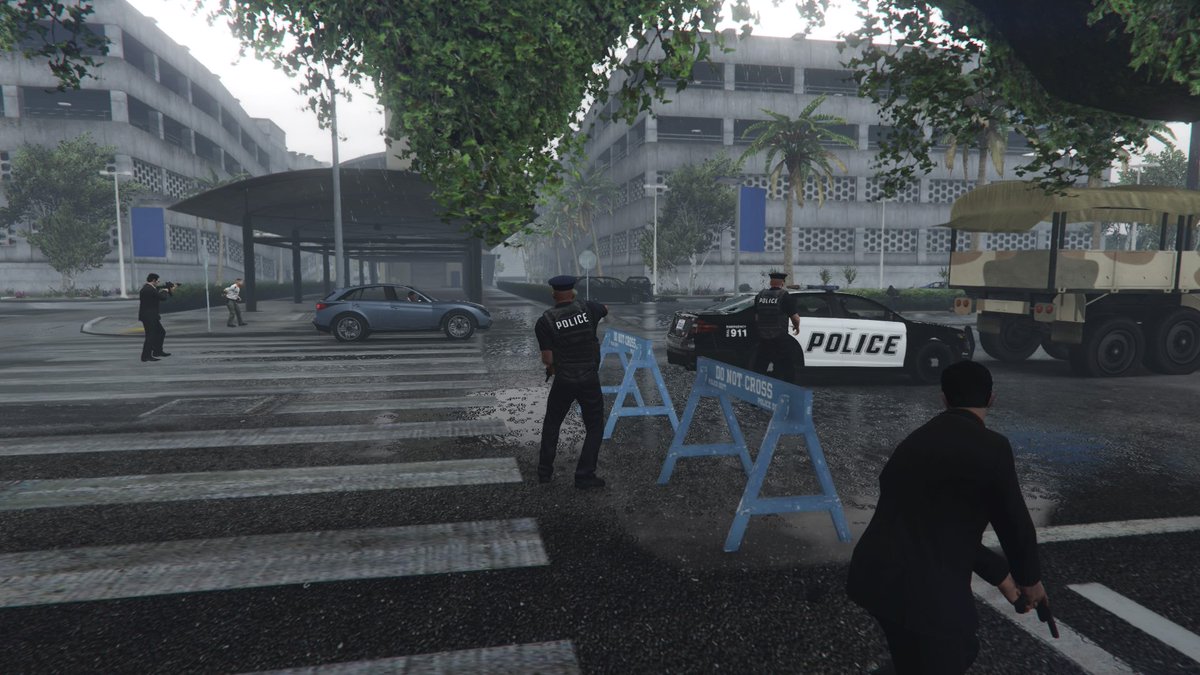 LSPD_0514's tweet photo. 大将「大統領！お逃げ下さい！」
私「今までもこれからも部下だけに戦わせる気は無い！」
テロリスト「大統領を確実に仕留めろ！」
機動隊員「空港にて銃撃戦発生！
敵は大統領を狙っている！
現在海兵隊や警備員、空軍と共に応戦中！
応援求む！」 https://t.co/P3qTDKLhr5