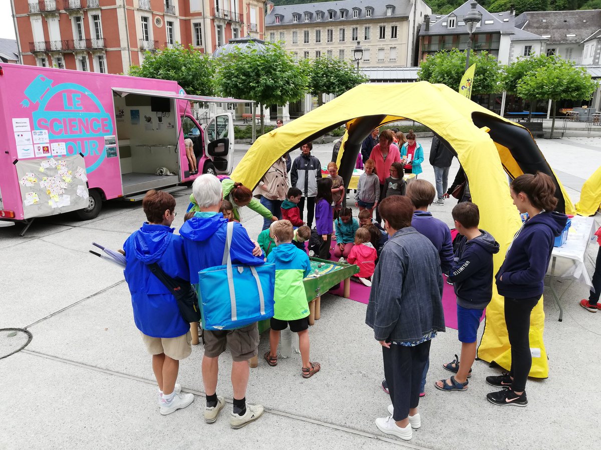 Petit_Deb_Occi's tweet photo. [🚛 Science Tour des Pyrénées ⛰️]

Même pas peur de la 🌧️... Et les habitants et touristes non plus !

@cauterets65110 @apdnaq @CGET_gouv
@Adour_Garonne #sciencetour2019 #petr #plvg #adaptation #eau #montagnes #thermalisme #pastoralisme https://t.co/rLKlxUWdg4