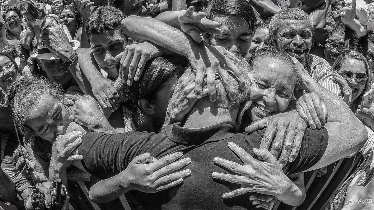 LulaOficial's tweet photo. Feliz Dia dos Pais para aquele que foi um pai para o povo brasileiro e hoje passa essa data preso injustamente longe de sua família. Estamos com você, presidente Lula. #LulaLivreJá 

Foto: Ricardo Stuckert https://t.co/EYL3kizalF