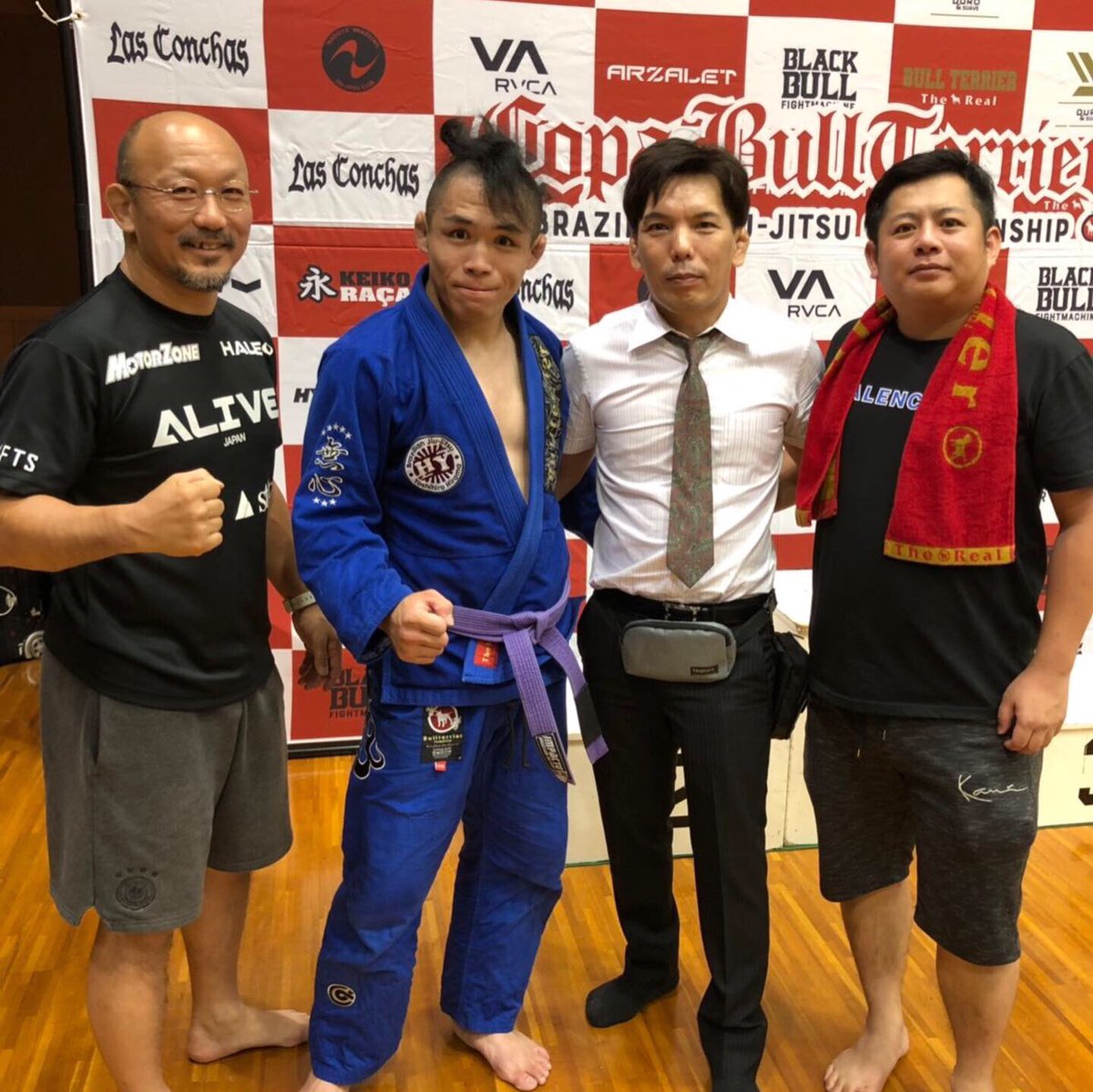 大宮優 Ar Twitter 今回はコパブルテリアという柔術の大会が開催されました 自分は階級別で準優勝でした 次も頑張ります 会場には品川庄司の品川さんが来てました たまたま隣にいたので写真を撮って頂きました 親切な方でした ブルテリア Hybjj ブラジリアン 大宮優 Ar Twitter 今回はコパブルテリアという柔術の大会が開催されました 自分は階級別で準優勝でした 次も頑張ります 会場には品川庄司の品川さんが来てました たまたま隣にいたので写真を撮って頂きました 親切な方でした ブルテリア Hybjj ブラジリアン
